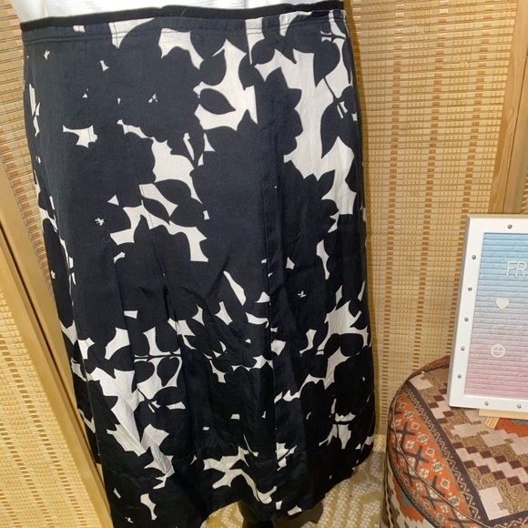 EUC Banana Republic Skirt - Picture 4 of 4